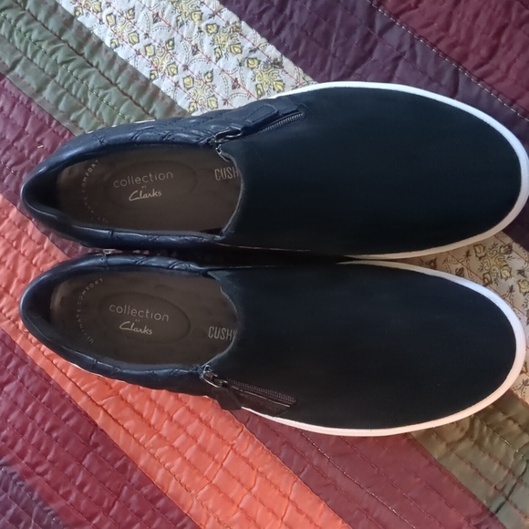 CLARK'S* Suede leather rubber sole side zip comfort lined LAYTON step sneaker - Picture 3 of 14